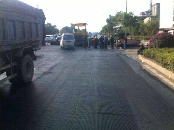 遼寧土工格柵施工現(xiàn)場